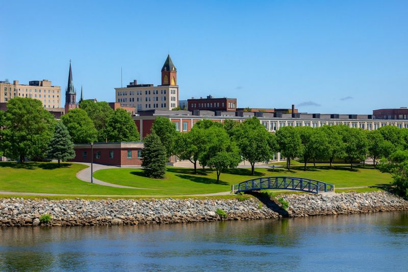 Local Mesh Pool Fence Construction in Auburn, ME