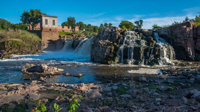 Local Mesh Pool Fence Construction in Sioux Falls, SD
