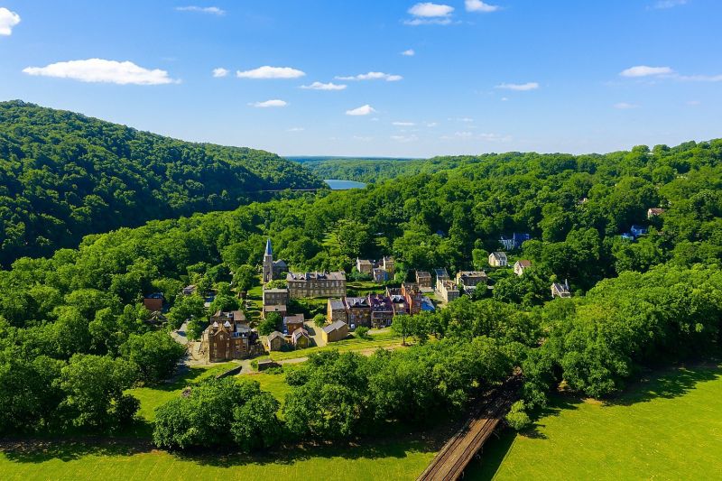 Local Mesh Pool Fence Construction in Falls Church, VA