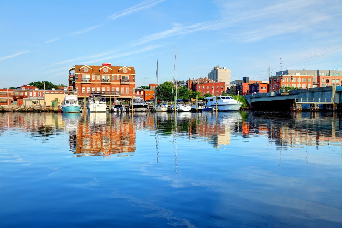 Local Mesh Pool Fence Construction in Norwalk, CT