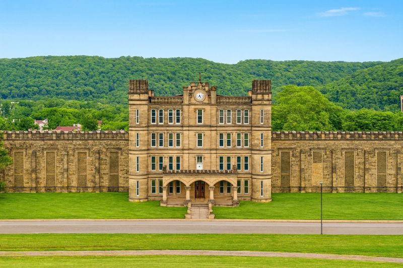 Local Mesh Pool Fence Construction in Moundsville, WV