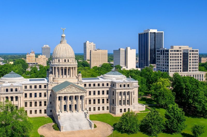 Local Mesh Pool Fence Construction in Jackson, MS