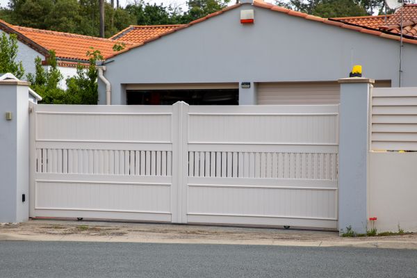 Vinyl Gate Repair Service